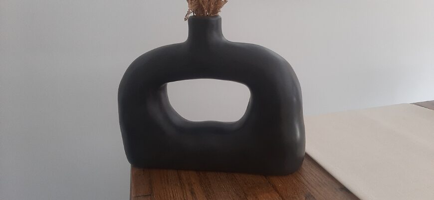 Necesito este jarron 20cm ancho 15cm alto tiene que ser negro puedo pagar hasta $ 200.000